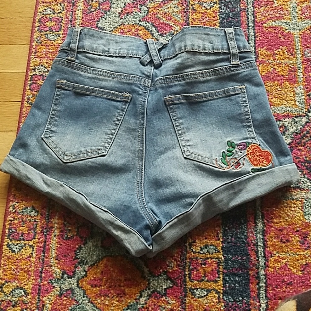 PAISLEY PATCHED JEAN SHORTS - Picture 2 of 3